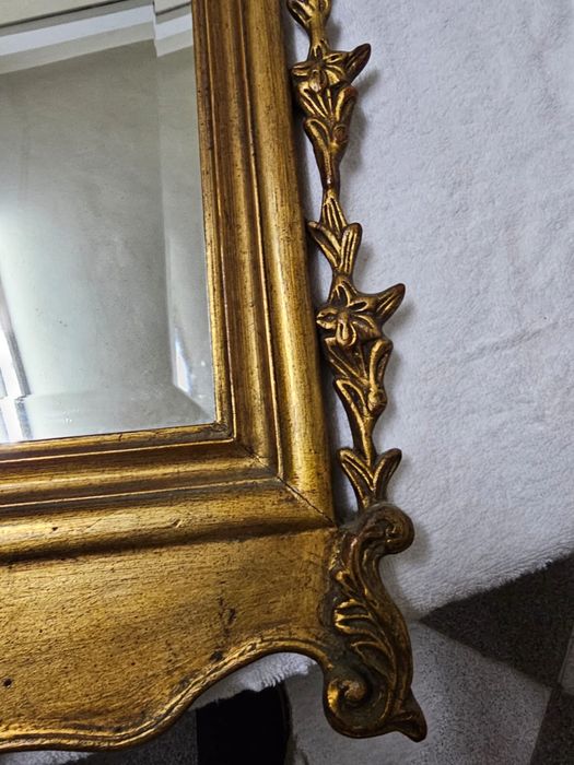 Espelho antigo vintage com moldura dourada trabalhada