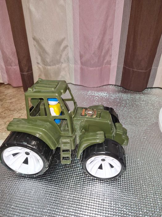 Іграшки (транспорт: автобус, трактор, вантажівка)