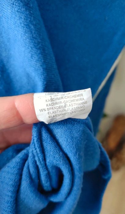 Kaszmirowy sweterek z złotymi guzikami