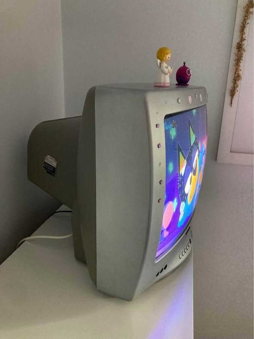 2 TVs "antigas" mas a funcionar e com comando