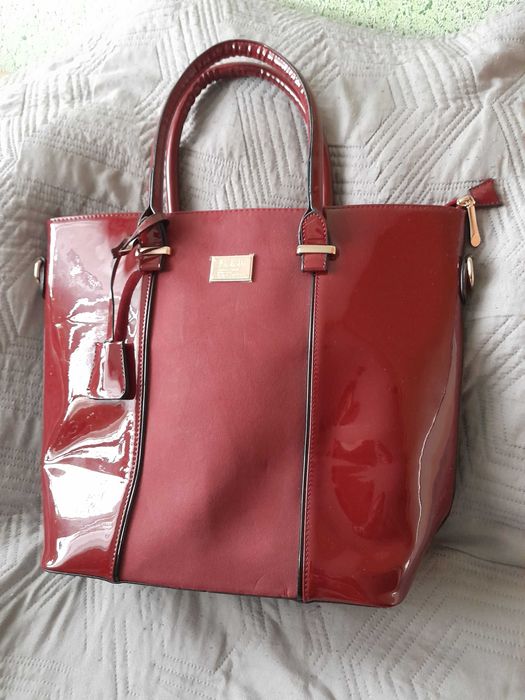 Elegancka lakierowana bordowa torebka