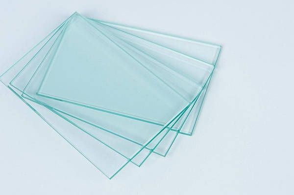 Стекло оконное листовое новое. Дверь межкомнатная. Белая