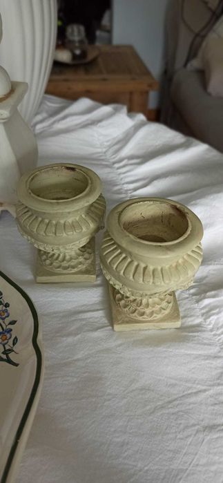 Zestaw 2 świeczników w stylu klasycznym / retro – beżowe, dekoracyjne