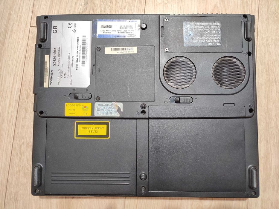 Retro laptop z 2003 roku Toshiba Satellite 2430 z procesorem Pentium 4