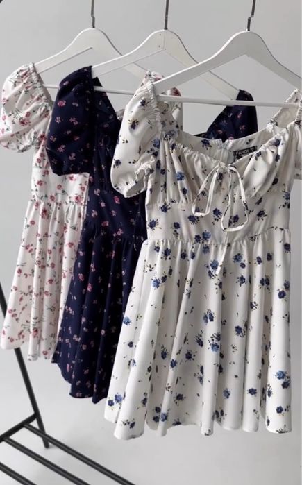 Синя сукня в рожевий принт