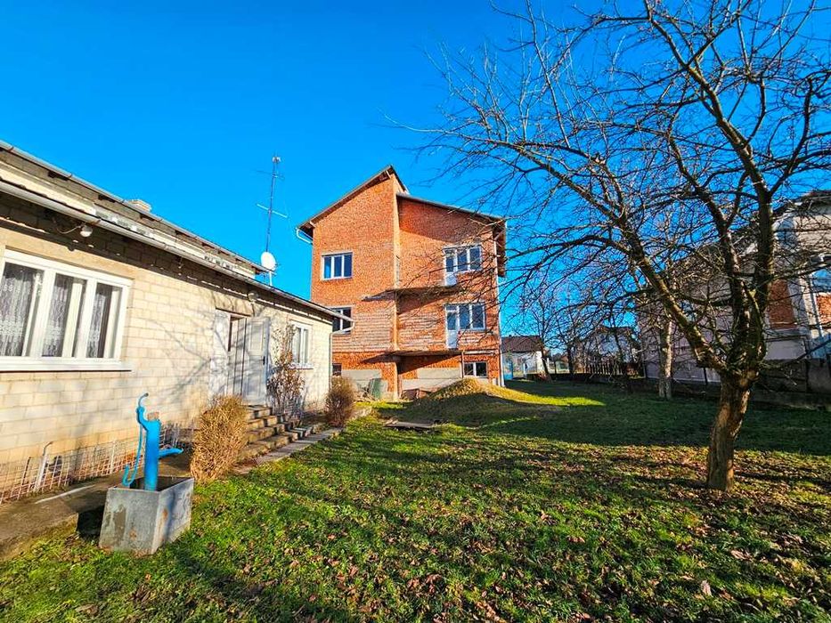 Продається добротний цегляний будинок з гаражем та літньою кухнею...