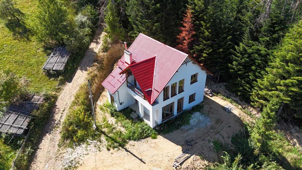 Сучасний будинок біля Карпатського національного парку у Микуличині
