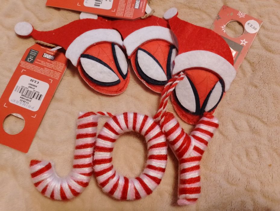 Лоти іграшок на ялинку