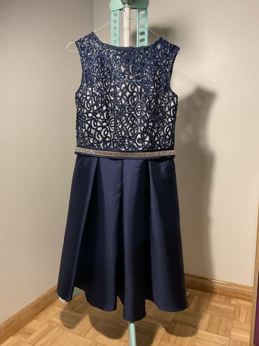 Vestido de festa Betzzia azul escuro com renda e lantejoulas