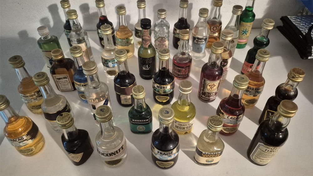 Lote de 35 garrafas em miniatura