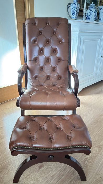 Cadeirão e repousa pés em pele/couro