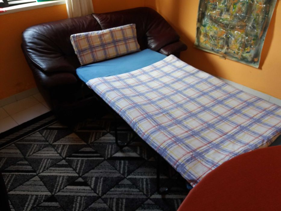 Sofá cama em pele c/colchao e poltrona