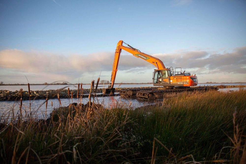 Плавающий Екскаватор Амфібія. Очищення водойм річок від мулу, очерету.