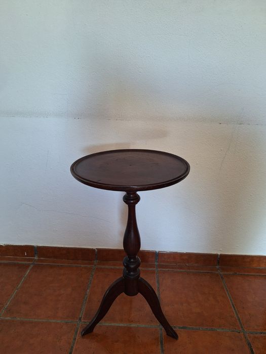 Mesinha Pedestal Redonda Clássica | Madeira Escura Estilo Vintage