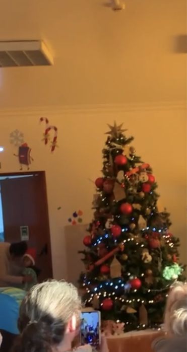 Arvore de Natal com bolas e fitas