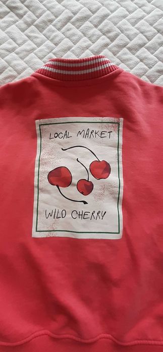 Malinowo-biala bluza zapinana na guziki