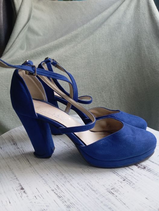 Zamszowe niebieskie buty damskie