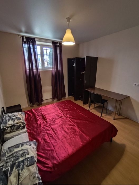 Комната в 4 х кімнатній квартирі . Для ОДНІЄЇ ПРАЦЮЮЧОЇ ЖІНКИ