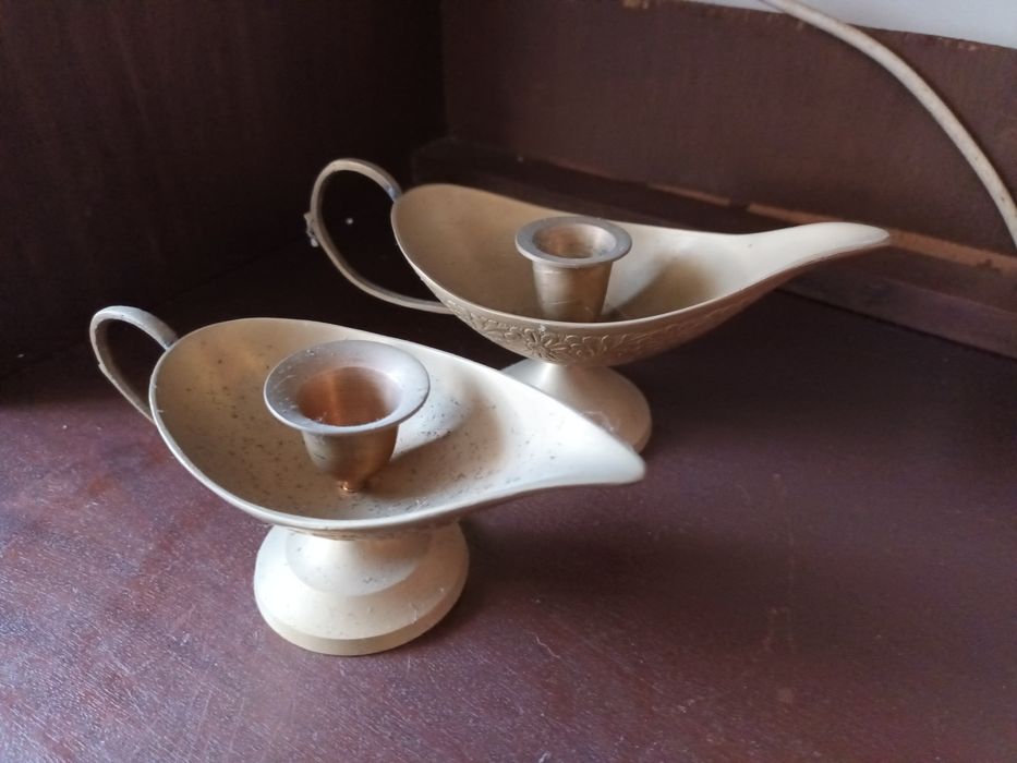 Castiçais e camelos em metal