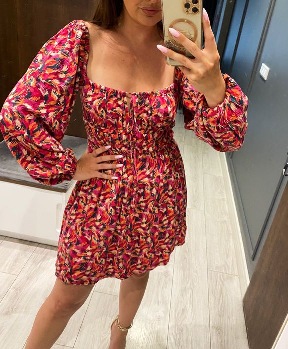 Letnia różowa sukienka wiązana bufki długi rękaw Laurella wiskoza