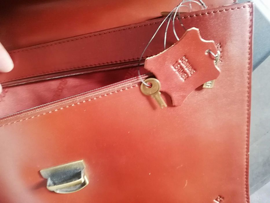 O(Oportunidade) Pasta de executivo oBusquets em pele genuina