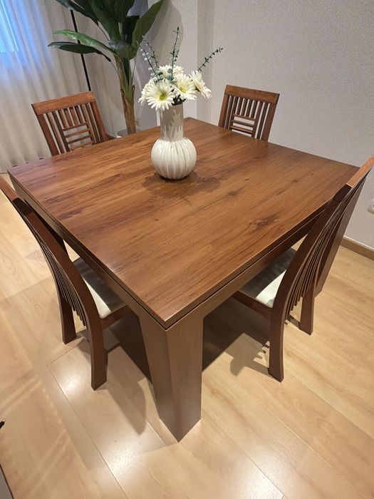 Vendo mesa de jantar extensivel + 4 cadeiras