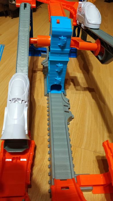 Хот Вилс Трек Hot Wheels Гонки на железной дороге моторизированный