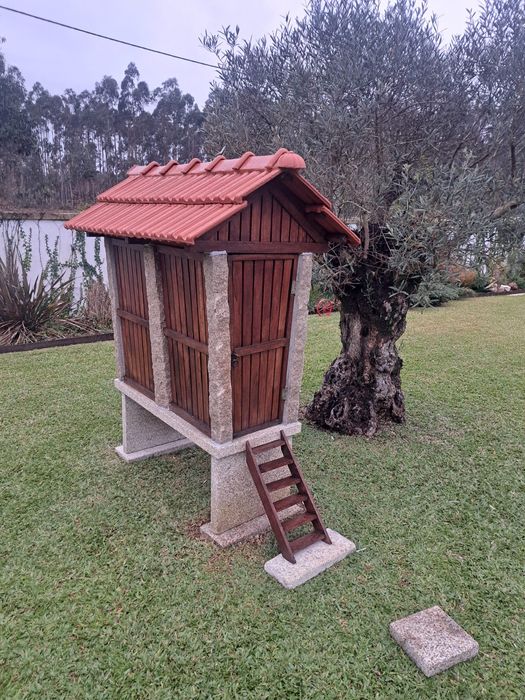 Canastro/ Espigueiro em pedra