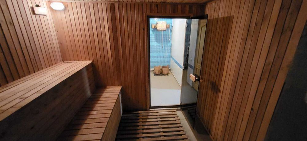 Двоповерховий будинок 192м², з окремим прим. бані на березі річки.