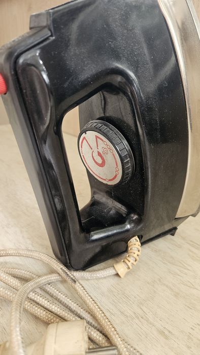 Утюг тяжёлый советский