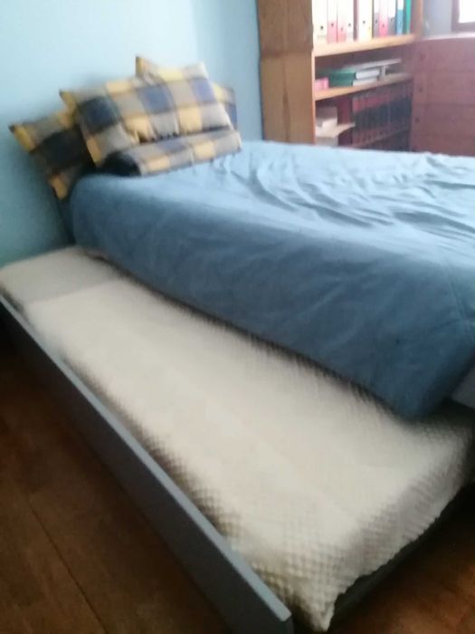 Camas individuais, uma gavetão, com colchões