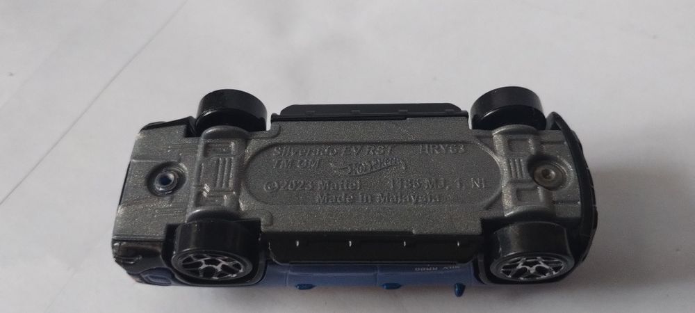 Hot Wheels Silverado EV RST — Оригінал (Електропікап)