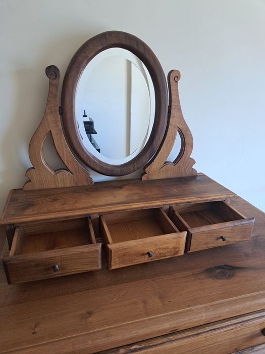 Toucador em castanho velho maciço.