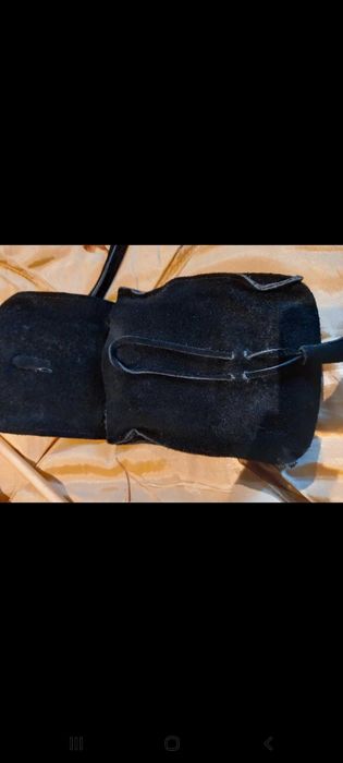 Bolsa pequena de camurça preta, tiracolo.