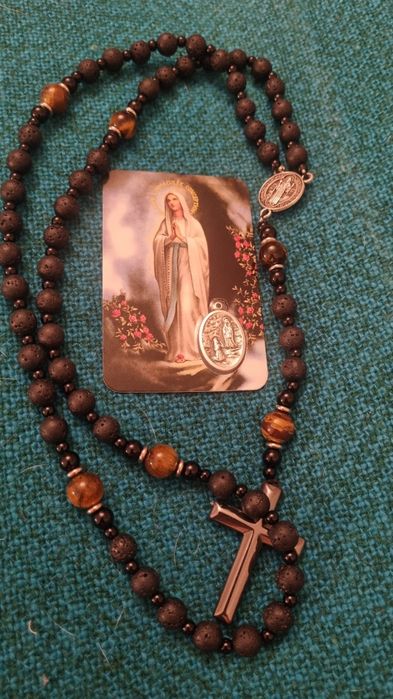 Cudny Różaniec+karta z Dziewicą i z medalikiem.Z jednej strony na karc