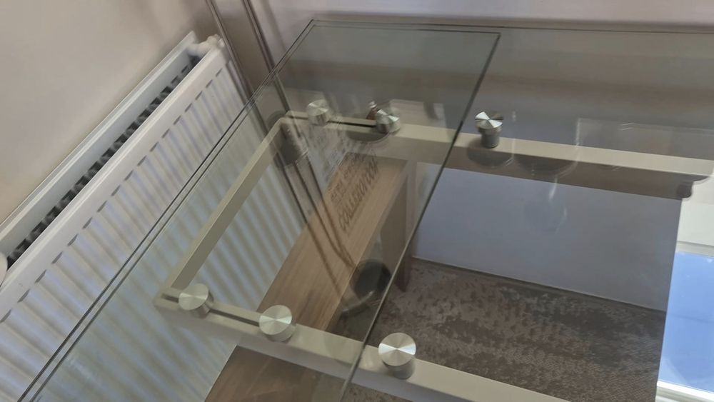 Mesa de Jantar Extensível — Tampo de Vidro e Pernas em Madeira de Nogueira