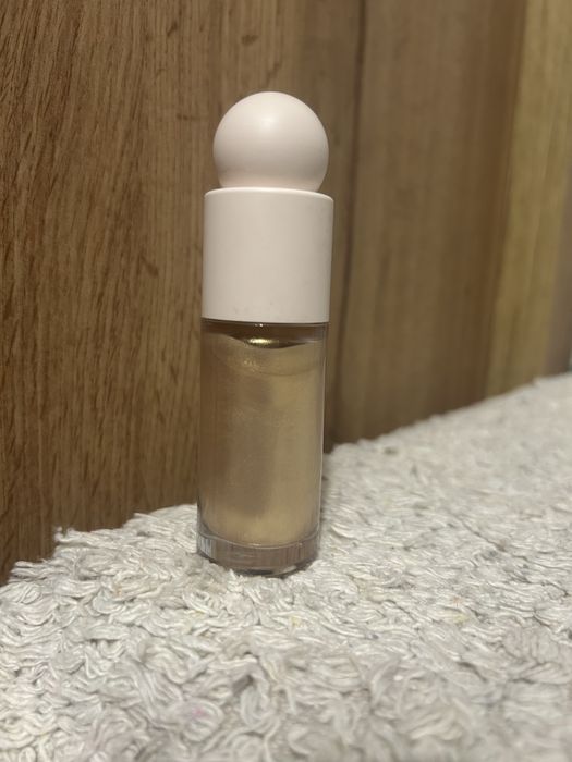 Rare Beauty Positive Light Liquid Luminizer rozświetlacz Outshine