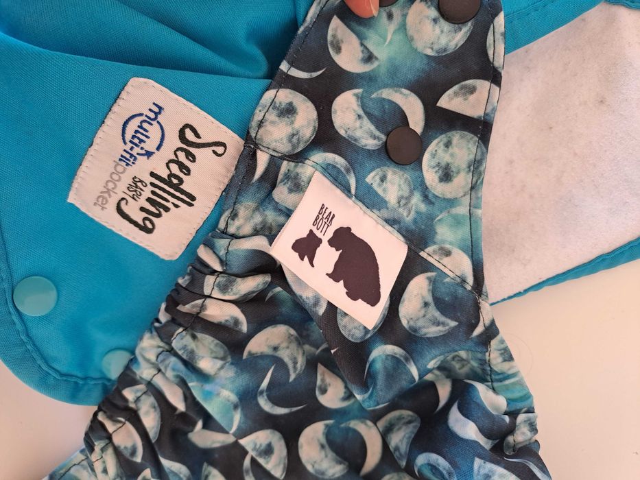 Fraldas reutilizáveis da Seedling Baby e da Bear Bott