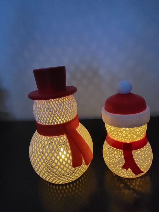 Bonecos de neve  e árvore de Natal com iluminação