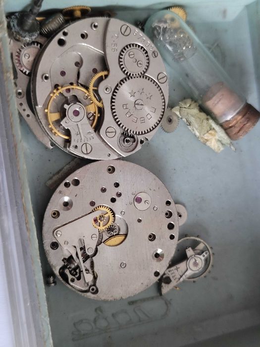 Skrzynka nr 7: Zbiór części do zegarków kieszonkowych i mechanicznych