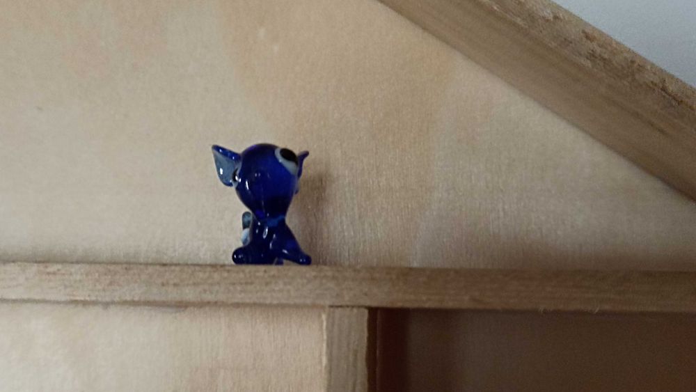 Szkło Murano i drewniana półka