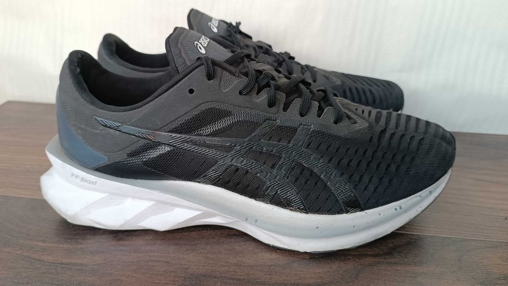 мужские беговые кроссовки Asics Novablast 44 28 см оригинал