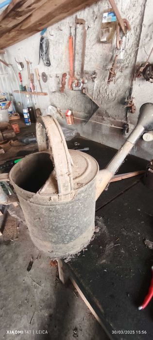 Regador antigo de chapa zincada