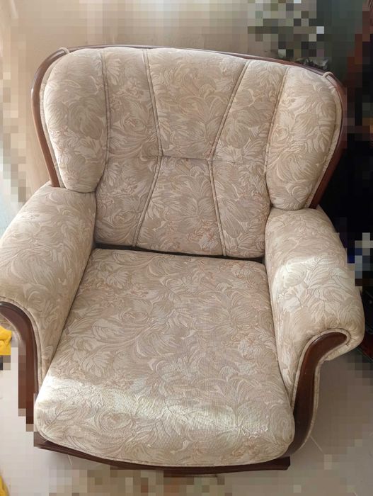 Sofá de três lugares + um sofá