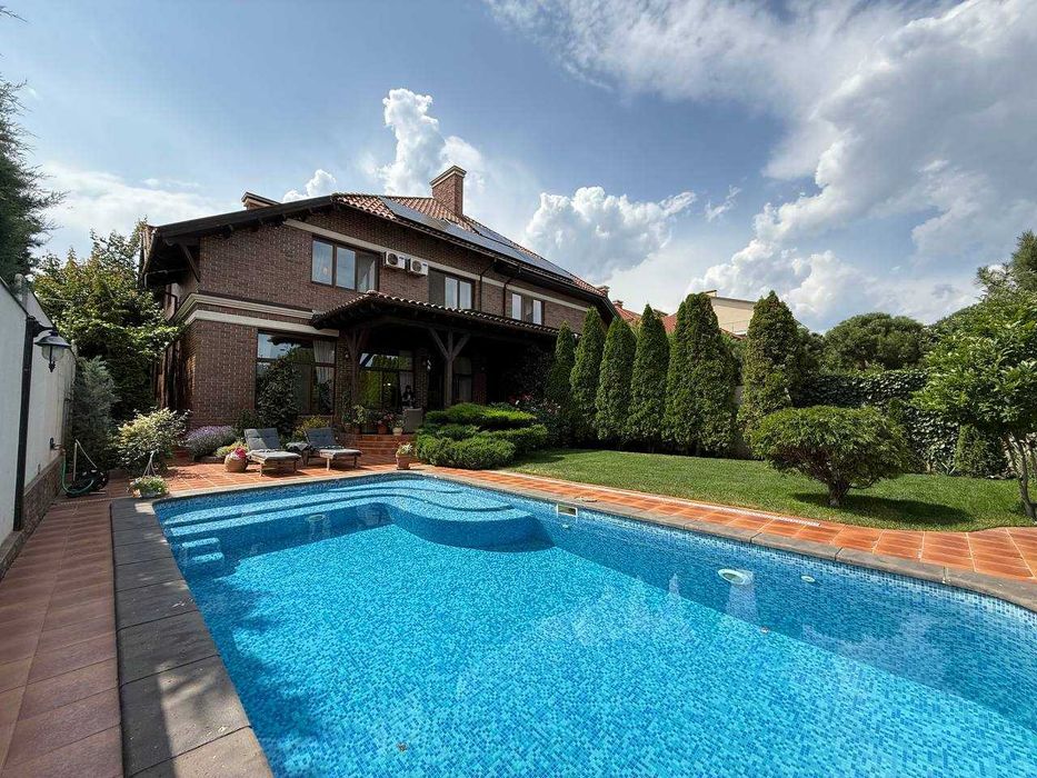 Продам добротный дом в Совиньоне! Красивый участок. Бассейн.