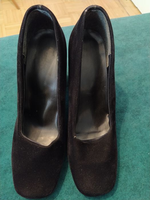 Czarne czółenka słupek 37