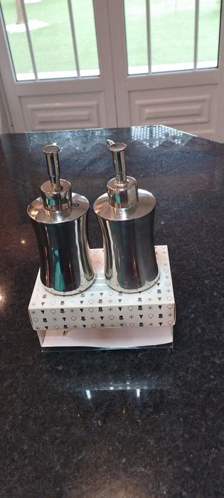 Frascos em inox doseadores de sabonete e loção
