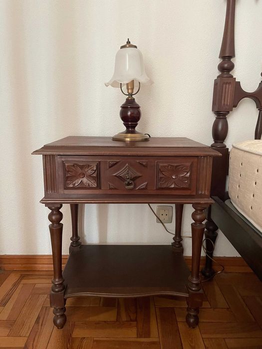 Conjunto de Quarto Completo em Madeira – Estilo Clássico