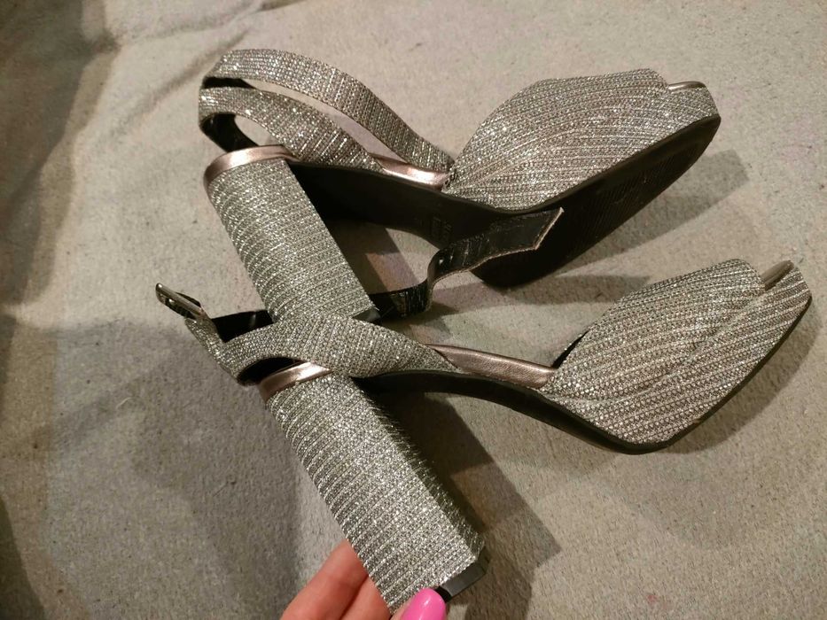 Sandały na słupku brokatowe