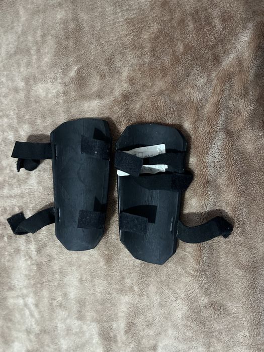 Caneleiras Adidas Pretas e Brancas - Proteção Máxima